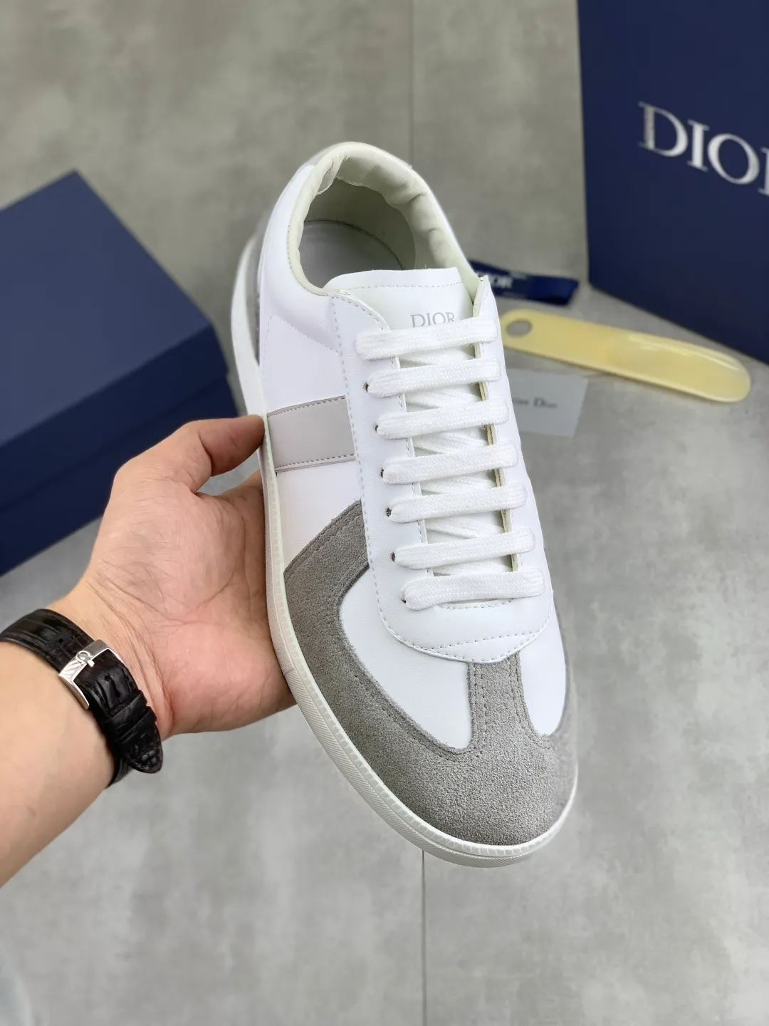 Men's shoes 💰P360 New Dior B01 moral training shoes, white first-layer cowhide, original molded outsole. New to the fall collection, this sneaker marks the return of a Dior classic, reinterpreted in a stylish and elegant silhouette. Crafted from white smooth first-grain cowhide with a tonal silk sheepskin lining, it features the Dior logo on the tongue and inner sides, and a CD icon on the heel. Paired with Tpu anti-slip soles of the same color, it can be matched with various styles to create a sophisticated look.  Code number: 38-44